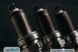تصویر نزدیک از شمع خودرو با جزئیات رزوه و الکترود، مناسب برای مقاله‌های فنی درباره شمع ماشین خراب