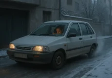 پراید در کوچه‌ای با حال و هوای تهران در صبح سرد زمستان، راننده در حال تلاش برای روشن کردن ماشین