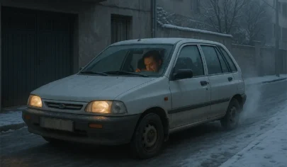 پراید در کوچه‌ای با حال و هوای تهران در صبح سرد زمستان، راننده در حال تلاش برای روشن کردن ماشین