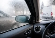 بخار گرفتن شیشه جلو خودرو در هوای سرد زمستان و کاهش دید راننده