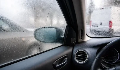 بخار گرفتن شیشه جلو خودرو در هوای سرد زمستان و کاهش دید راننده